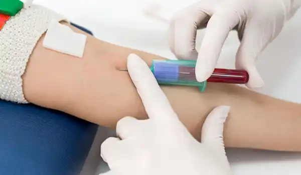 تزریق خون برای کم خونی؛ در چه صورت به بیمار خون تزریق میشود؟