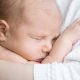 روش صحیح بغل کردن و شیر دادن به نوزاد