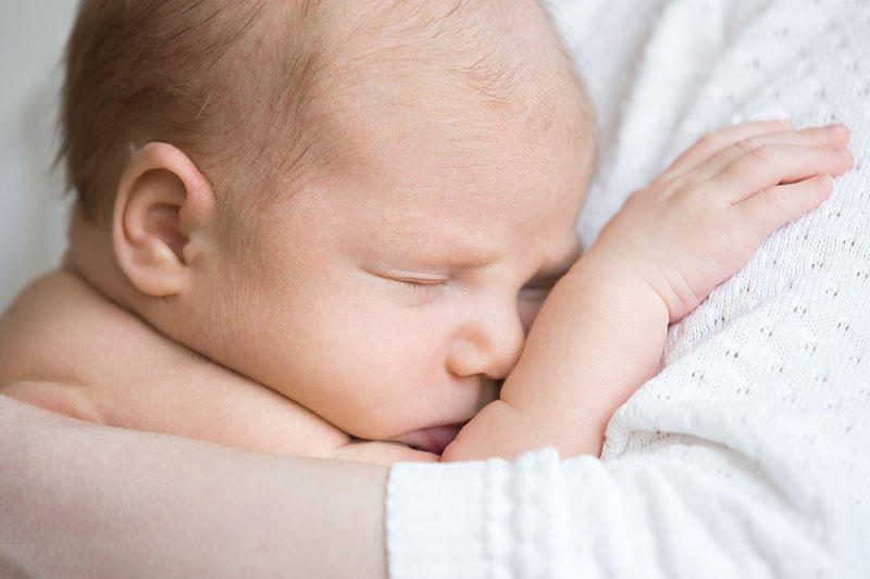 روش صحیح بغل کردن و شیر دادن به نوزاد