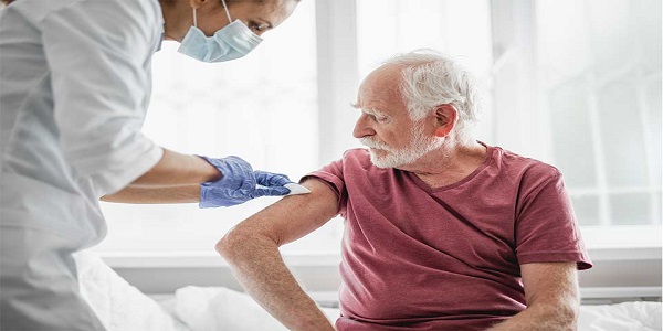عوارض جانبی واکسن کرونا در سالمندان چیست؟