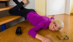 بعد از ضربه به سر چه علائمی خطرناک است؟